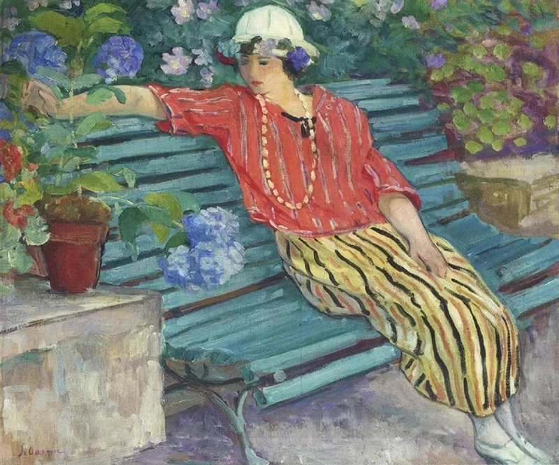 Giovane donna con ortensie
